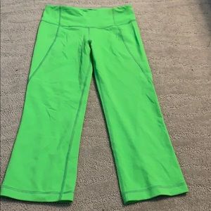 ❤️Women’s Lululemon Athletic capris size 4❤️